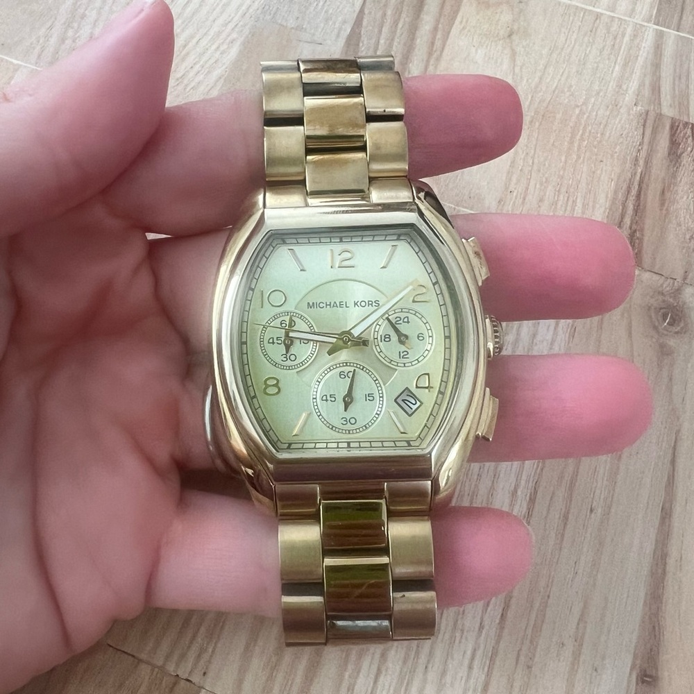 Michael Kors ladies gold tone watch NEW BATTERY